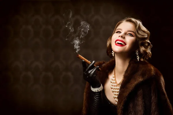 Woman Smoking Cigar, Fashion Model Retro Beauty Style, Happy Lady — 스톡 사진