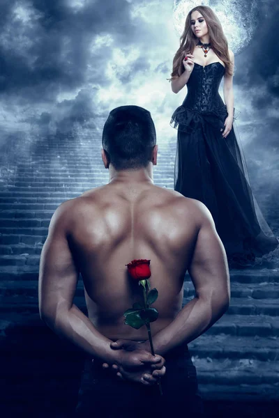 Ρομαντικό ζευγάρι, ο άνθρωπος δώσει λουλούδι στη γυναίκα, σέξι εραστής με Rose — Φωτογραφία Αρχείου