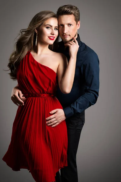 Pareja belleza de la moda, hermosa mujer en vestido rojo y hombre — Foto de Stock