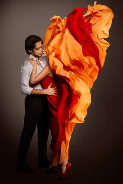 Casal no amor, homem beijando a mulher lábios como Fluttering Flame — Fotografia de Stock