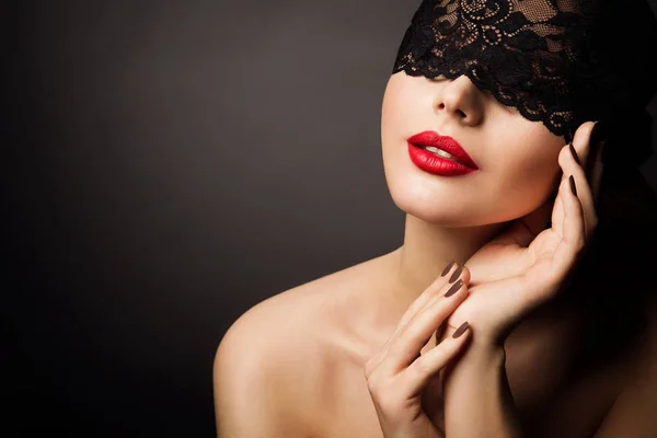 Csipke maszk és piros ajkak, gyönyörű nő fantázia, fekete kötés — Stock Fotó