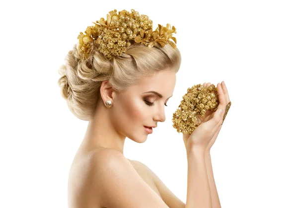 Beautiful Woman Hairstyle Gold Crown Fashion Girl Holding Golden Jewelry — Stock Photo, Image