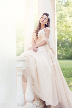 Gelin Düğün Açık Hava Portresi, Şık Elbiseli Güzel Moda Modeli, Yaz Güneşi Parkı 'nda Mutlu Kadın Rüyası