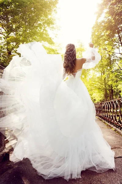 Braut Rückansicht Glückliche Frau Eleganten Hochzeitskleid Fuß Sommer Sonnigen Park — Stockfoto