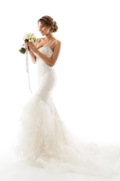結婚式の花嫁 花の花束と白いドレスの美しい女性 エレガントなスタジオの肖像画 — ストック写真