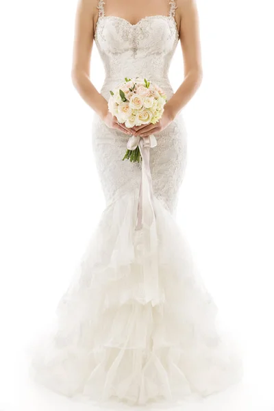 ウェディングドレス エレガントなセクシーなガウンを保持花花束で美しい花嫁 白い背景のスタジオ肖像画 — ストック写真