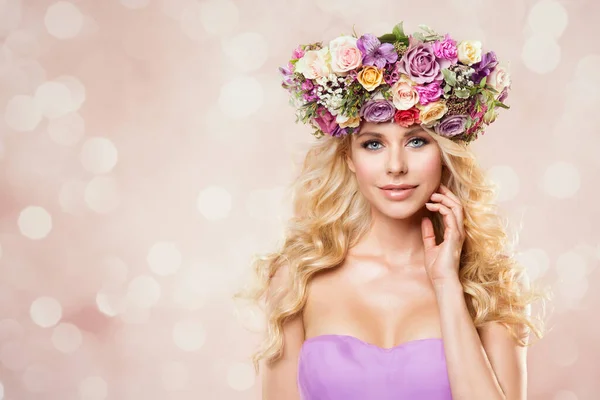 Woman Flower Wreath Hoed Mooie Fashion Modellen Met Rozen Bloemen — Stockfoto