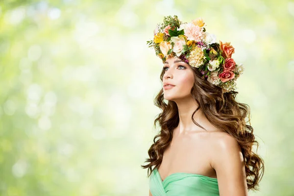 Καπέλο Στεφάνι Γυναίκας Όμορφα Μοντέλα Μόδας Τριαντάφυλλα Λουλούδια Στο Χτένισμα — Φωτογραφία Αρχείου