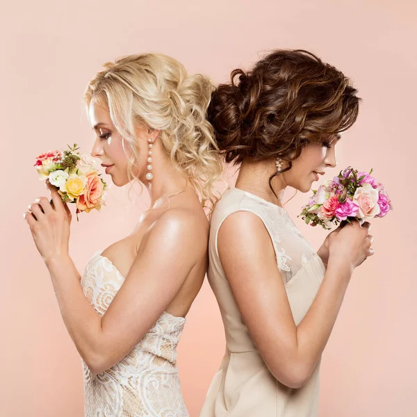 Två Kvinnor Luktar Blommor Buketter Vackra Drömmande Brudtärnor Porträtt Tillbaka — Stockfoto