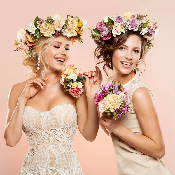 Twee Vrouwen Bloemen Toorn Gelukkig Mooi Bruidsmeisjes Holding Boeket Studio — Stockfoto