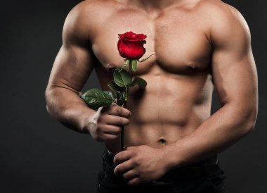 Gül çiçekli kaslı üstsüz erkek gövdesi, seksi atletik erkek çıplak vücut çekimi.