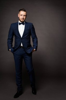 Siyah Takım Elbiseli Yakışıklı Adam, Zarif Moda Moda Stüdyosu Smokinli Portresi, Cepte Eller