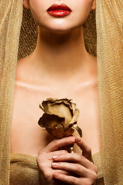 Fashion Lips Schoonheid Make Mooie Vrouw Met Gouden Bloem Rose — Stockfoto