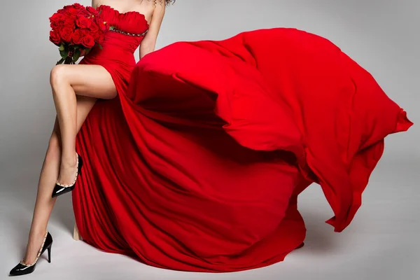 Sexy Mujer Piernas Flores Rosas Vestido Rojo Volando Viento Hermoso —  Fotos de Stock