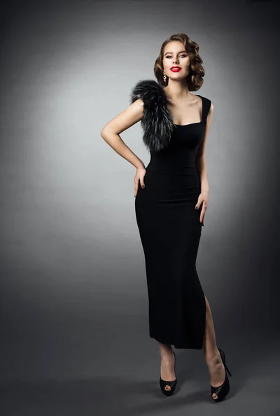 Uzun Siyah Elbiseli Retro Kadın Gece Elbiseli Moda Modeli Genç — Stok fotoğraf