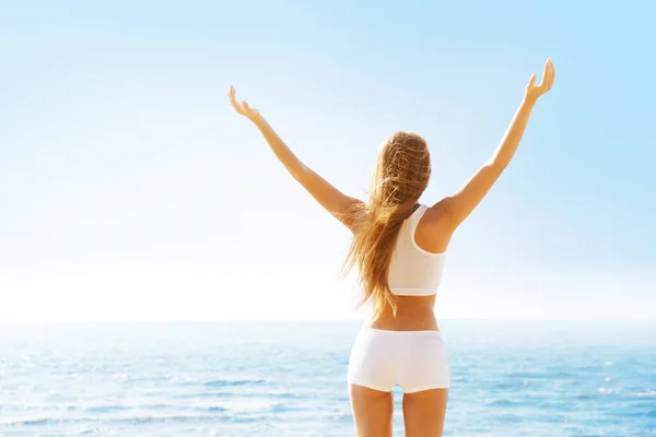 Frau Rückansicht Erhobene Arme Oben Auf Sky Sea Landscape View — Stockfoto