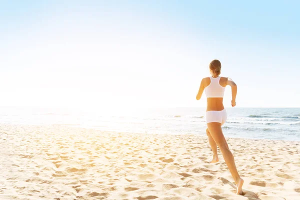 Woman Running Sunny Sea Beach Πίσω Όψη Κορίτσι Λευκά Σέξι — Φωτογραφία Αρχείου