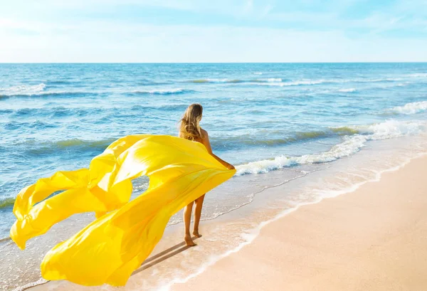 Fashion Model Wandelen Sea Beach Geel Fladderende Jurk Vrouw Achter — Stockfoto