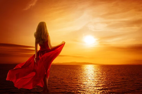 Woman Sea Beach Looking Sunset Sky Κορίτσι Κόκκινο Φόρεμα Fluttering — Φωτογραφία Αρχείου