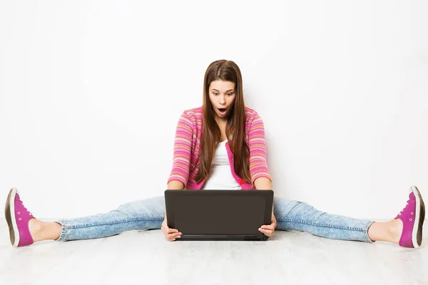 Woman Laptop Stretched Legs Apart Surprised Astonished Girl Notebook Sitting — Stock Photo, Image