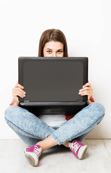 Vrouw Verberg Gezicht Achter Laptop Ogen Kijken Gluuren Van Computer — Stockfoto