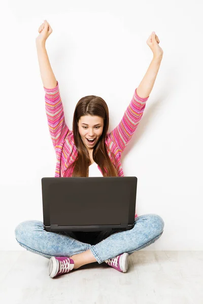 Donna Eccitata Laptop Sollevano Braccia Happy Girl Successo Nel Computer — Foto Stock