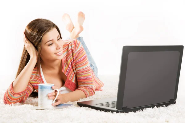 Donna Riposo Con Laptop Bere Tazza Felice Sorridente Ragazza Che — Foto Stock