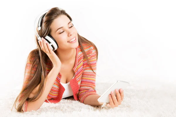 Žena Sluchátkách Poslouchání Hudby Smartphone Krásná Šťastná Dívka Telefonem Uvolňující — Stock fotografie