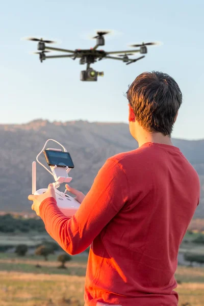 Homem guiando um drone — Fotografia de Stock