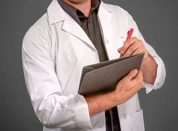 Uomo anonimo in camice da laboratorio scrittura — Foto Stock