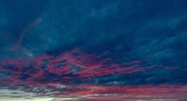  Kırmızı şafak bulutlar