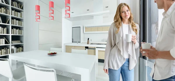 Casal na cozinha moderna em plano aberto — Fotografia de Stock