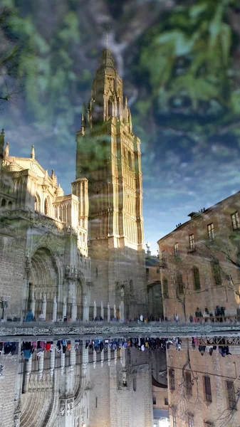 Reflexion der Kathedrale von Toledo — Stockfoto