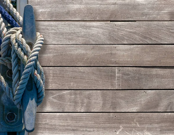 Embrague amarre en un muelle de madera . — Foto de Stock