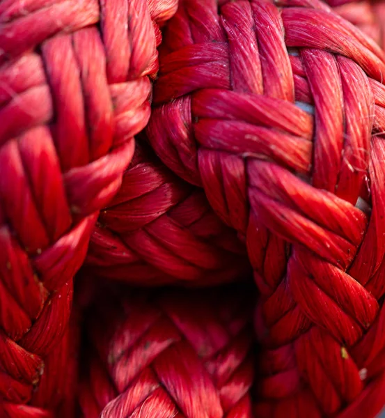 Gruby czerwony sznurek żeglarski — Zdjęcie stockowe