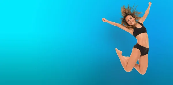 Giovane donna che salta blu — Foto Stock