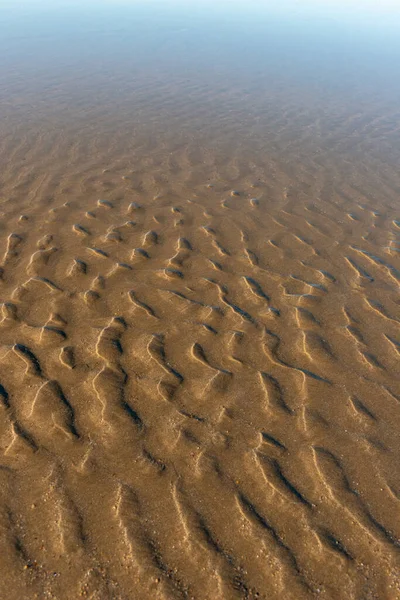 Пляжный песок во время отлива — стоковое фото