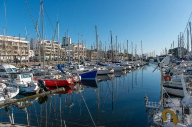 güneşli bir Marina