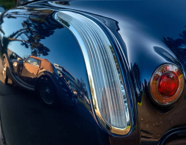 Eski Klasik Araba Başka Bir Klasik Arabanın Kaportasında Yansıyor — Stok fotoğraf