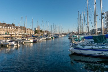 güneşli bir Marina