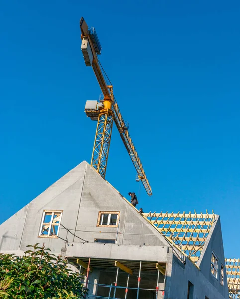 Homem Trabalhando Telhado Uma Casa Construção Com Guindaste — Fotografia de Stock