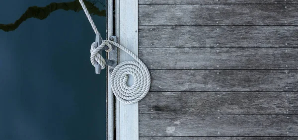 用绳子系在木码头上的系泊护柱 — 图库照片