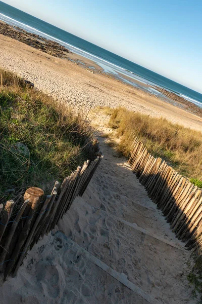 通往海滩的小径被木栅环绕 — 图库照片