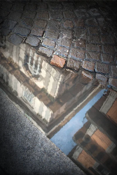 水たまりに映るナポリの建物 — ストック写真