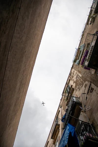 Avión Volando Sobre Calles Estrechas Nápoles —  Fotos de Stock