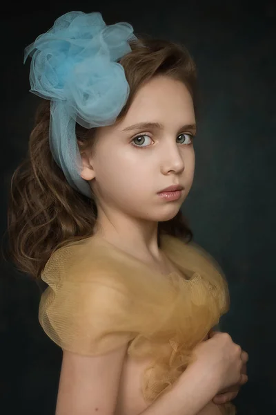 Porträtt Flicka Med Blå Rosett Huvudet Och Tyll Kläder — Stockfoto