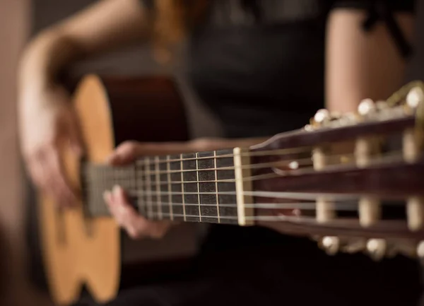 Weibliche Hände Mit Einer Gitarre Großaufnahme — Stockfoto