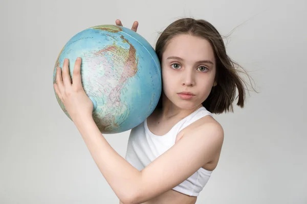 Dünya Gezegenini Elinde Tutan Geleceğe Güvenle Bakan Bir Kız — Stok fotoğraf