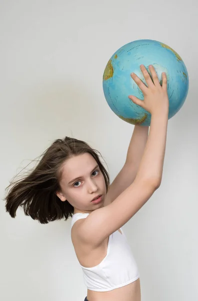 Dívka Drží Planetu Zemi Vysoko Nad Hlavou Dívá Sebevědomě Budoucnosti — Stock fotografie