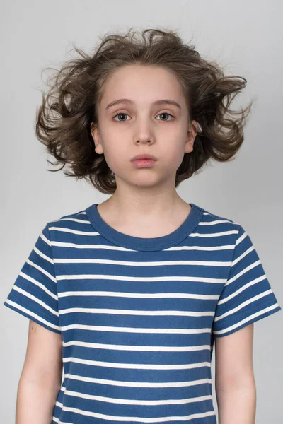 Szomorú Lány Áll Úgy Néz Egyenesen Megbánta Szél Fúj Haja — Stock Fotó